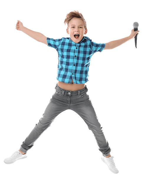 zingende jongen springt